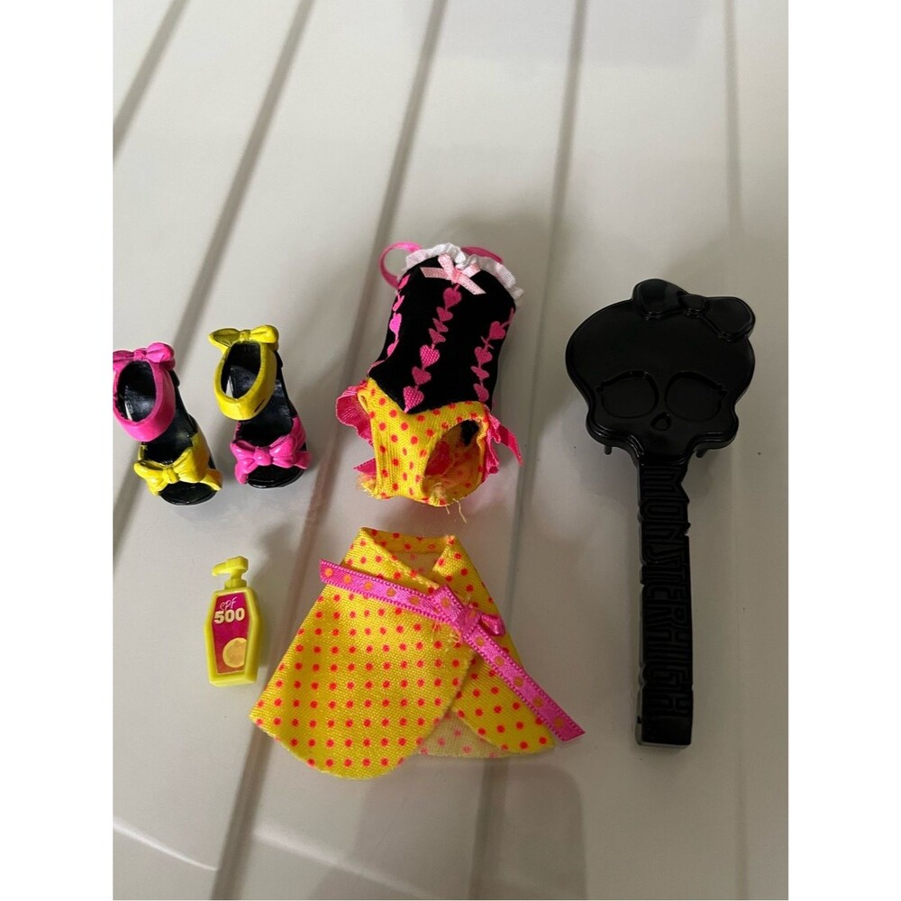 Monster High Gloom Beach Draculaura Doll Clothes and Accessories